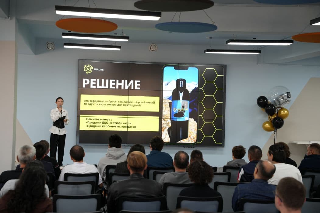 Фаундер презентует проект залу резидентов и инвесторов на Pitch Day RAPL Club